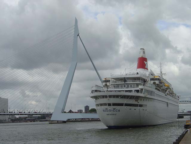 Cruiseschip ms Boudicca van Fred Olsen aan de Cruise Terminal Rotterdam